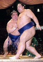 Yokozuna hopeful Kaio slips up on 1st day of autumn sumo